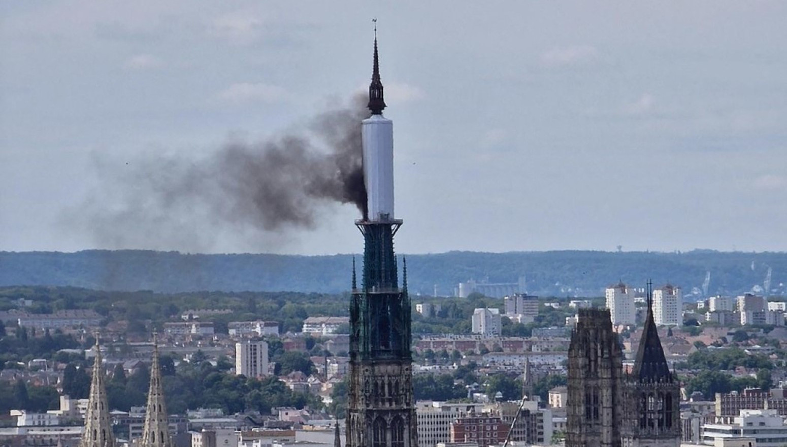 Gori katedrala u Francuskoj FOTO/VIDEO