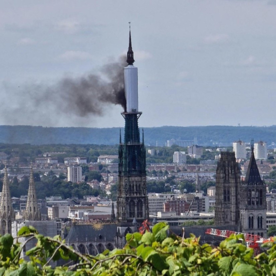 Gori katedrala u Francuskoj FOTO/VIDEO