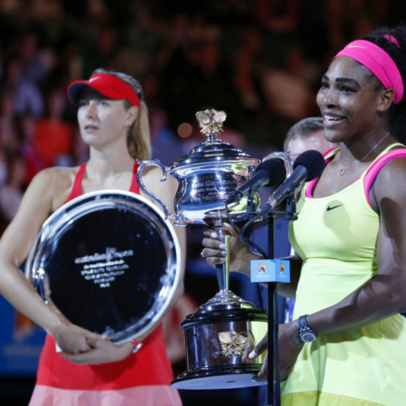 Serena "udarila" na Šarapovu: "Budi moja loptica" VIDEO
