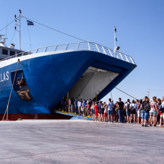 Neverovatna situacija u Grčkoj šokirala sve: Turisti plivali do trajekta sa sve torbama VIDEO