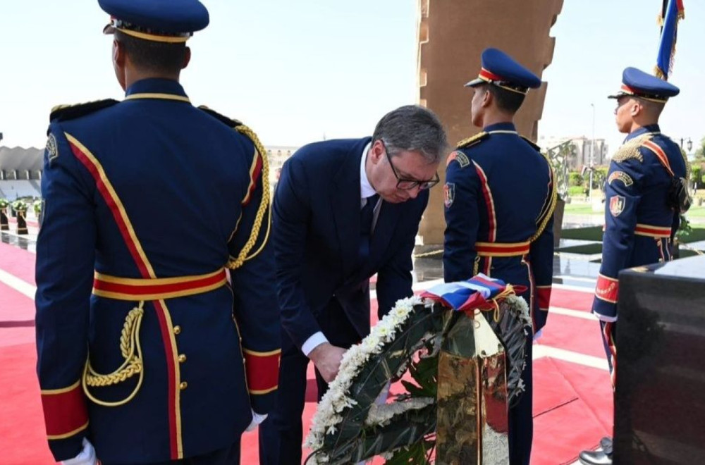 Vučić u poseti Egiptu: Predsednik Srbije položio vence na grob Neznanog junaka FOTO