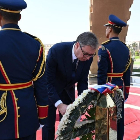 Vučić u poseti Egiptu: Predsednik Srbije položio vence na grob Neznanog junaka FOTO