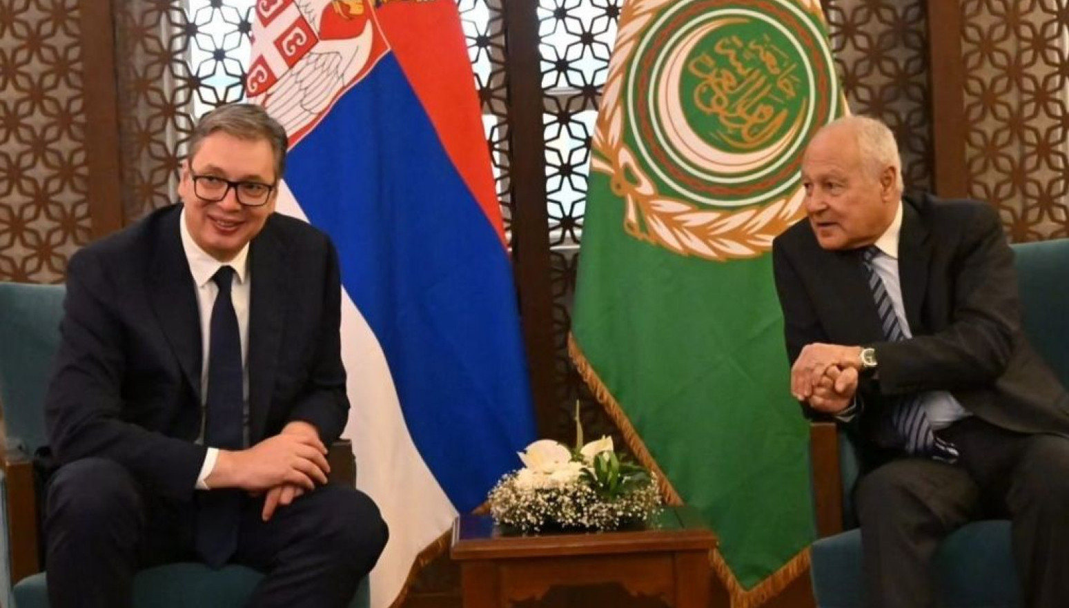 Vučić se u Kairu sastao sa generalnim sekretarom Arapske lige: "Izuzetno dobar i sadržajan razgovor" FOTO