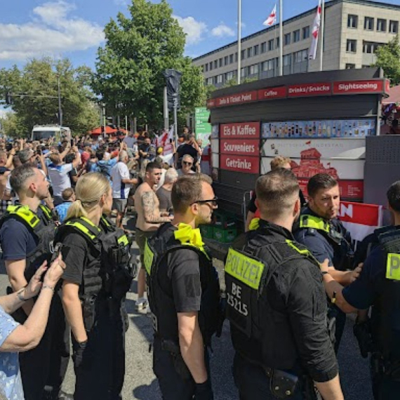 Lude scene u Berlinu: Španci i Englezi "grme" jedni pored drugih, policija u pripravnosti VIDEO