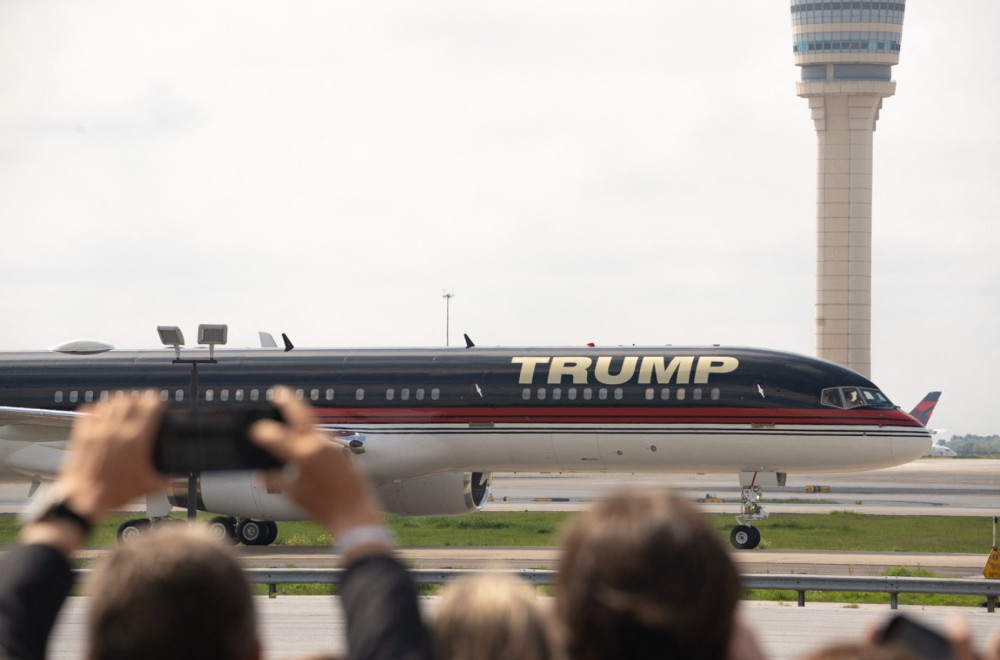 Sleteo je, vojska na aerodromu; Donald napravio identičan potez  VIDEO