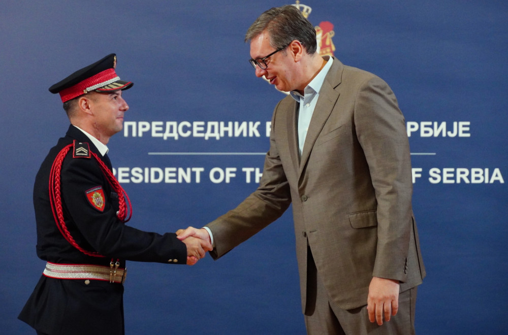 Vučić presented the award to gendarme Jevremović: "Our task is a safe and secure Serbia"