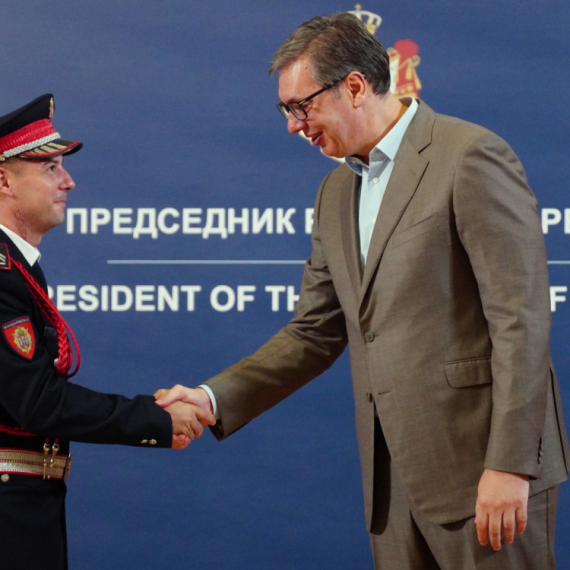 Vučić presented the award to gendarme Jevremović: "Our task is a safe and secure Serbia"