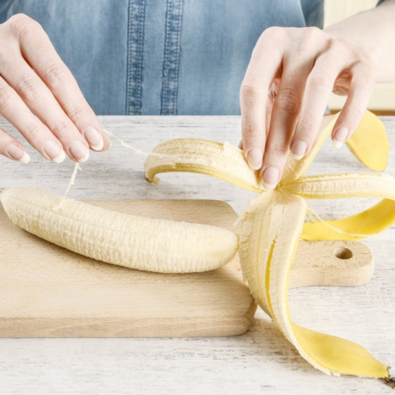 Koru banane stavila je u frižider na 15 minuta: Rešila se ovog zdravstvenog problema