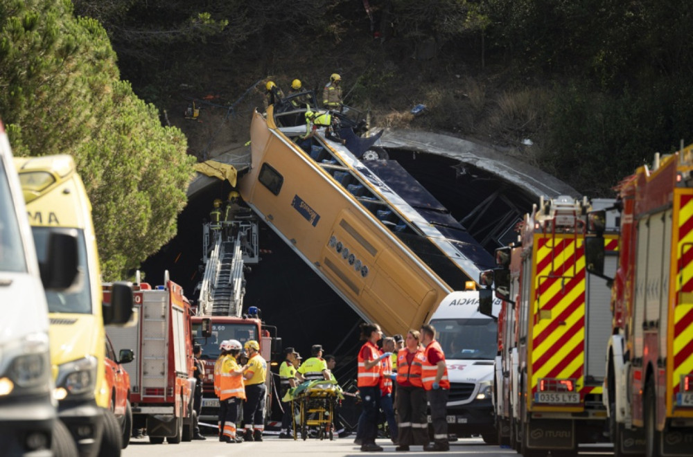 Prevrnuo se autobus pun ljudi: Više desetina povređeno