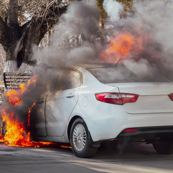Haos kod Bogoslovije: Plamen guta automobil VIDEO