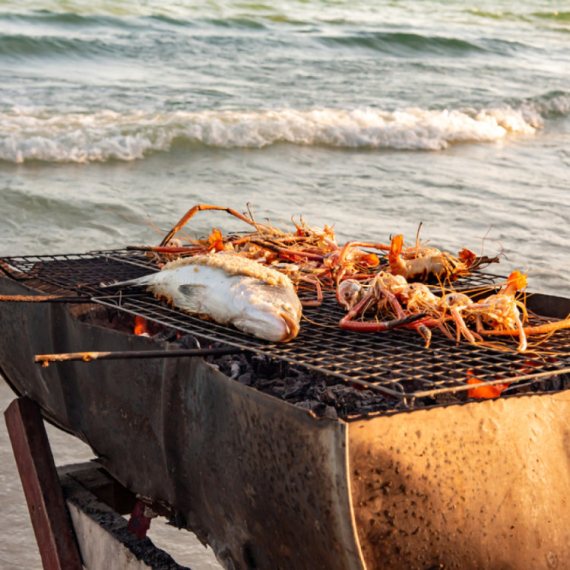 Paradajz, pašteta, pasulj, roštilj: Srbi pokazali šta sve jedu na plaži u Grčkoj FOTO