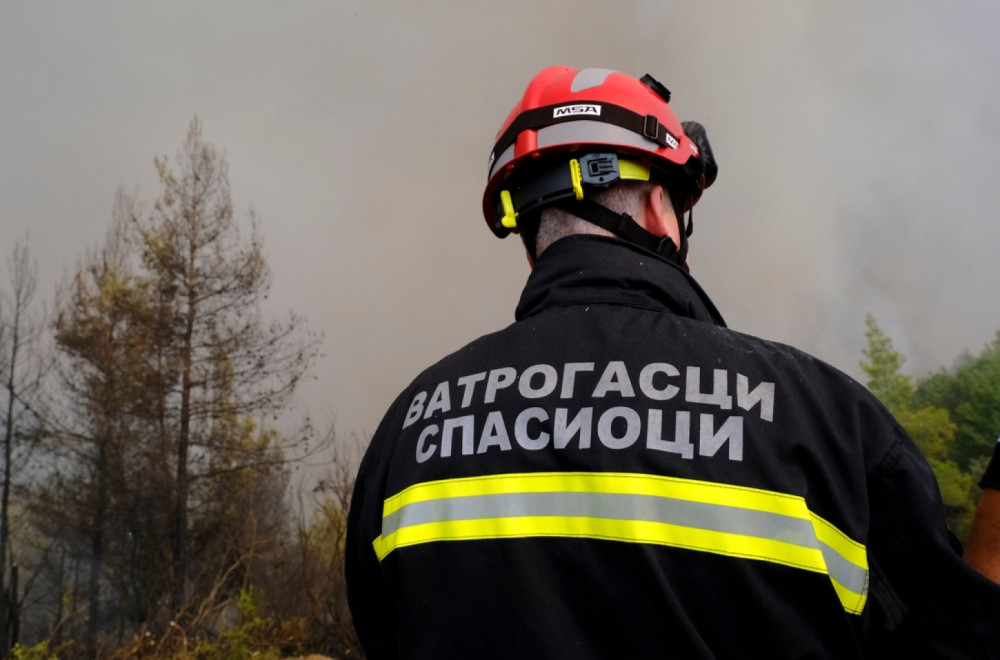 Veliki požar na Karaburmi: Vatra guta stan u potkrovlju, crni dim prekrio sve FOTO/VIDEO