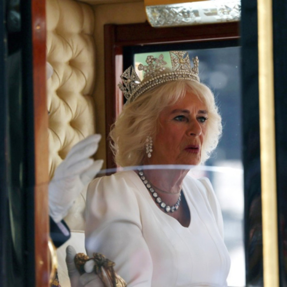 Kraljica Kamila "okupana" dijamantima FOTO