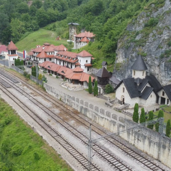 Ova svetinja je srpski Ostrog: Prepričavaju se čuda i isceljenja koja su se tu desila FOTO