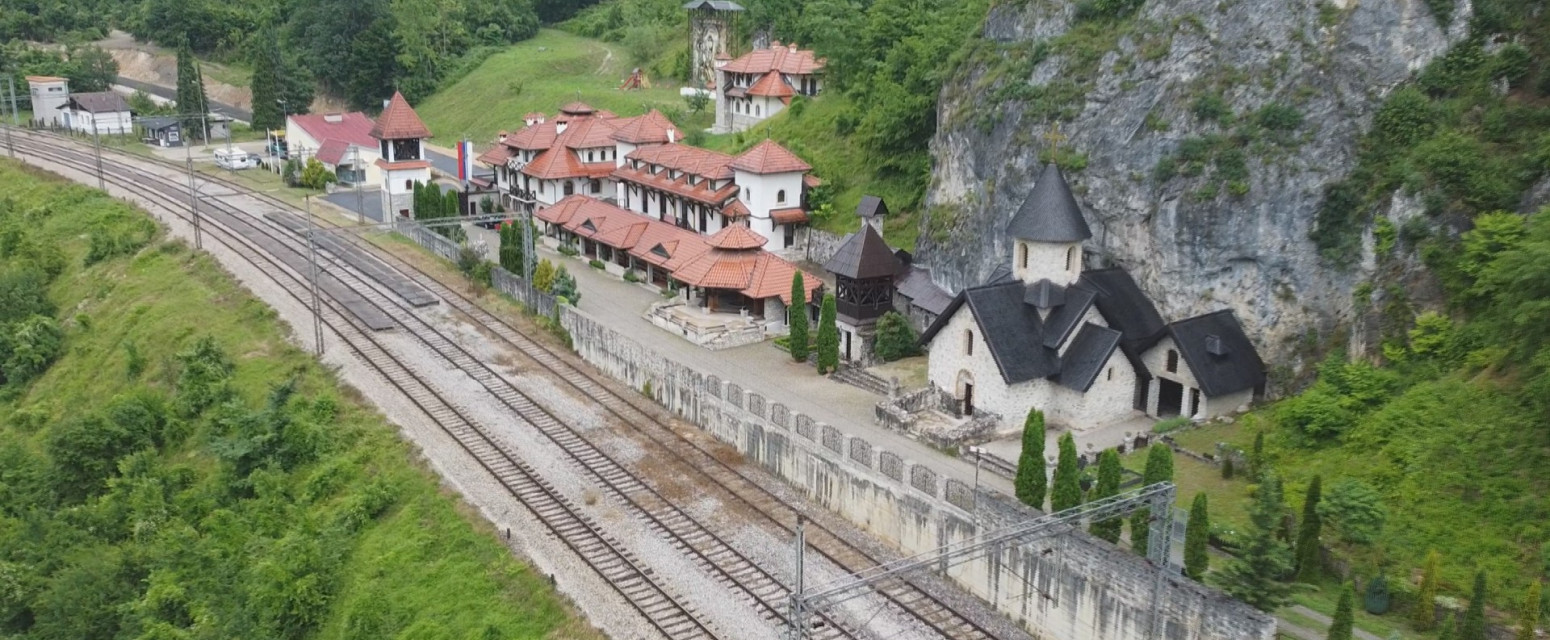 Ova svetinja je srpski Ostrog: Prepričavaju se čuda i isceljenja koja su se tu desila FOTO