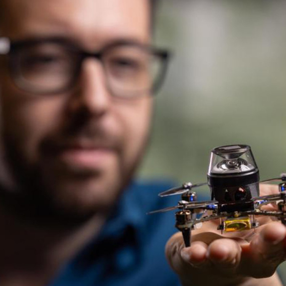 Dron, težak samo 56 grama, dobio AI oči VIDEO