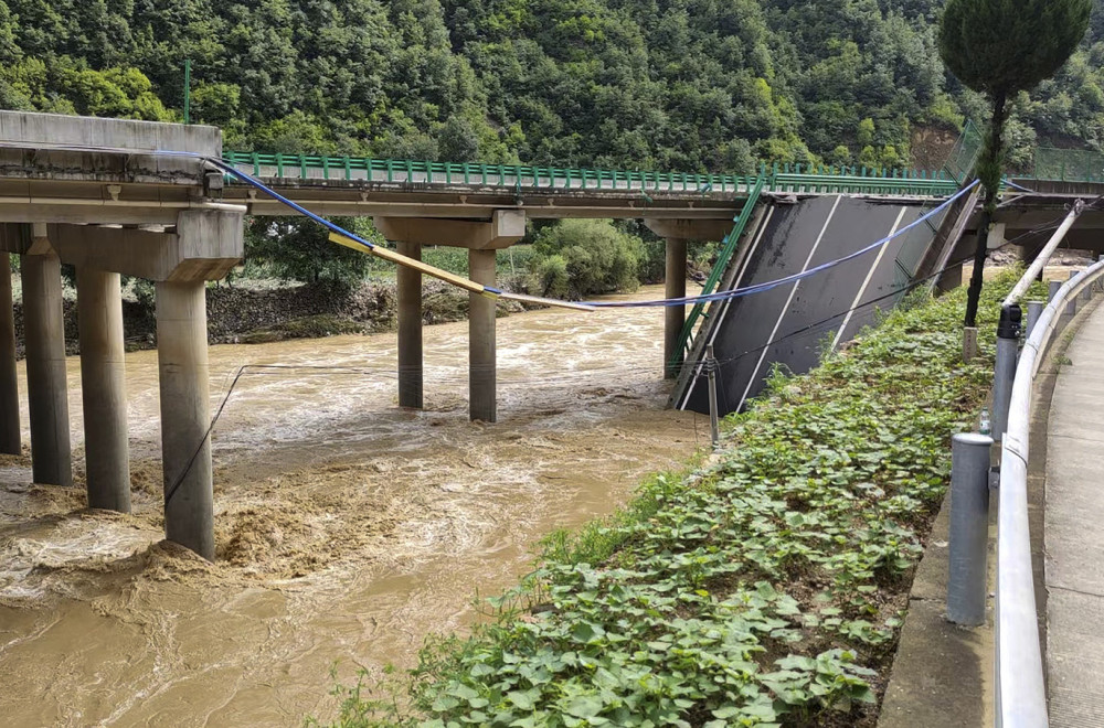 Poplave u Kini; Srušio se most, 11 poginulih i 30 nestalih VIDEO