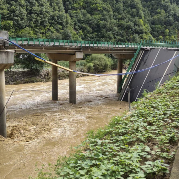 Poplave u Kini; Srušio se most, 11 poginulih i 30 nestalih VIDEO