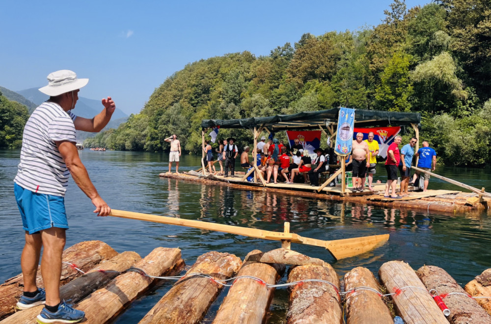 Jedinstveni karneval na vodi: Drinom u istom trenutku zaplovilo oko 25.000 ljudi FOTO