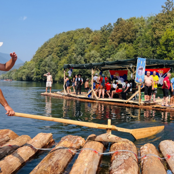 Jedinstveni karneval na vodi: Drinom u istom trenutku zaplovilo oko 25.000 ljudi FOTO