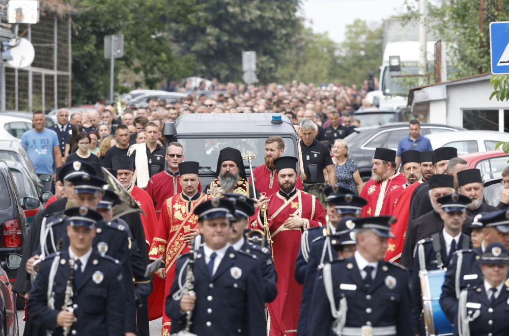 Srbija tuguje; Sahranjen policajac Krsmanović: "Pucnji u Nikolu su pucnji u sve nas" FOTO