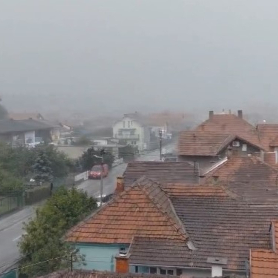 Snažno nevreme u Jagodini: Spojili se nebo i zemlja, puca VIDEO