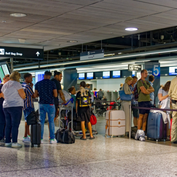 Šok scene na aerodromu popularnog letovališta, ljudi zgroženi: Turisti spavaju na podu VIDEO