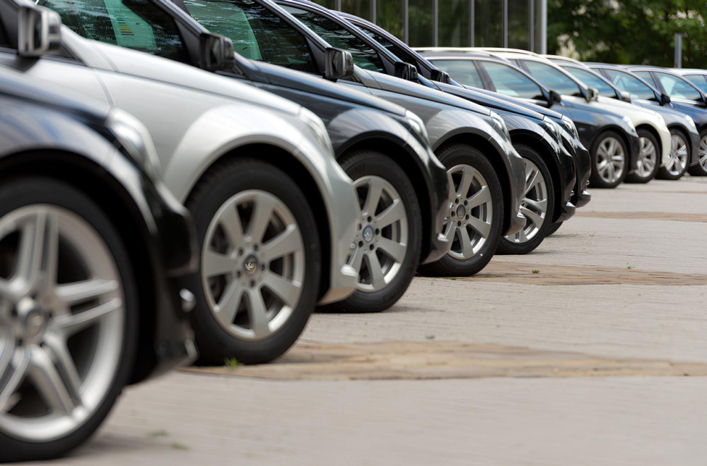 Najbolja zaštita za automobil? Mehur ga štiti od ogrebotina, vatre, pa čak i cigle VIDEO