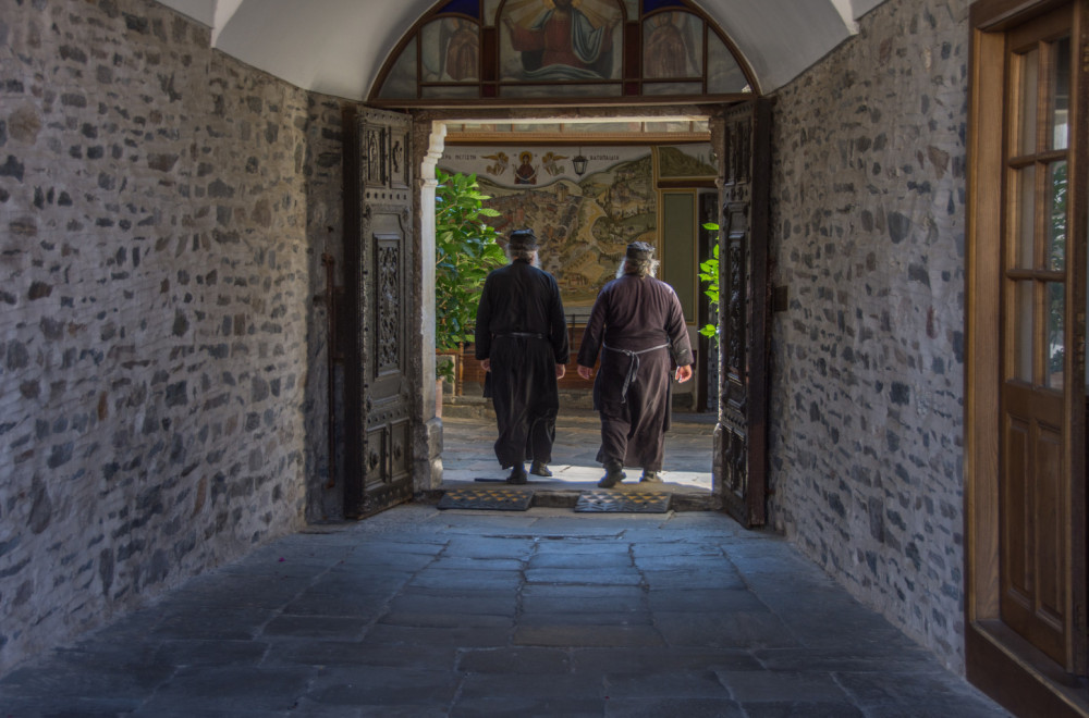 Drama on Mount Athos: The police requests to enter, the monks have barricaded themselves