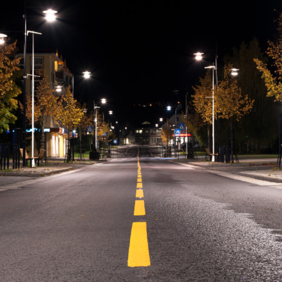 Pametni put: Javna rasveta svetli punim sjajem samo kada naiđe vozilo ili pešak VIDEO