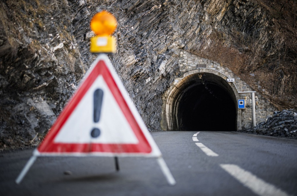 Hitno se oglasili "Putevi Srbije": Stvorio se vodopad na auto-putu; tunel zatvoren VIDEO