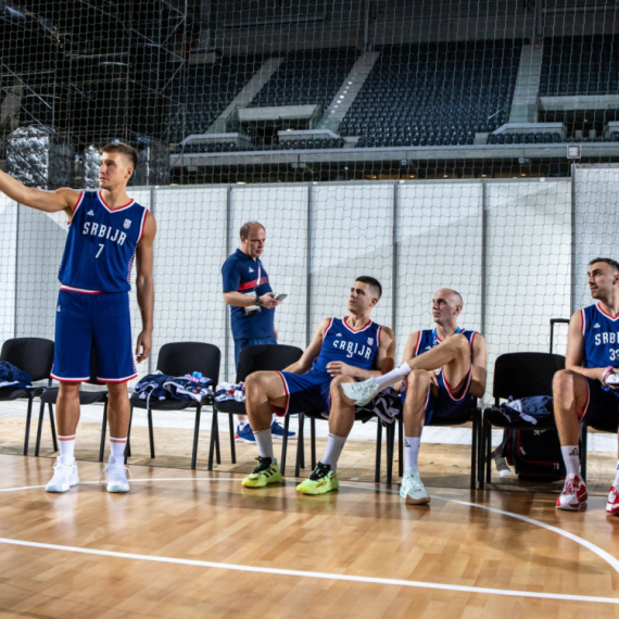 Košarkaši Srbije pozirali u Lilu FOTO/VIDEO