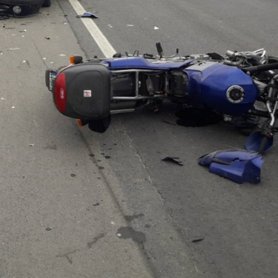 Od siline udara odleteo na trotoar: Žestok sudar motocikla i automobila u Kragujevcu