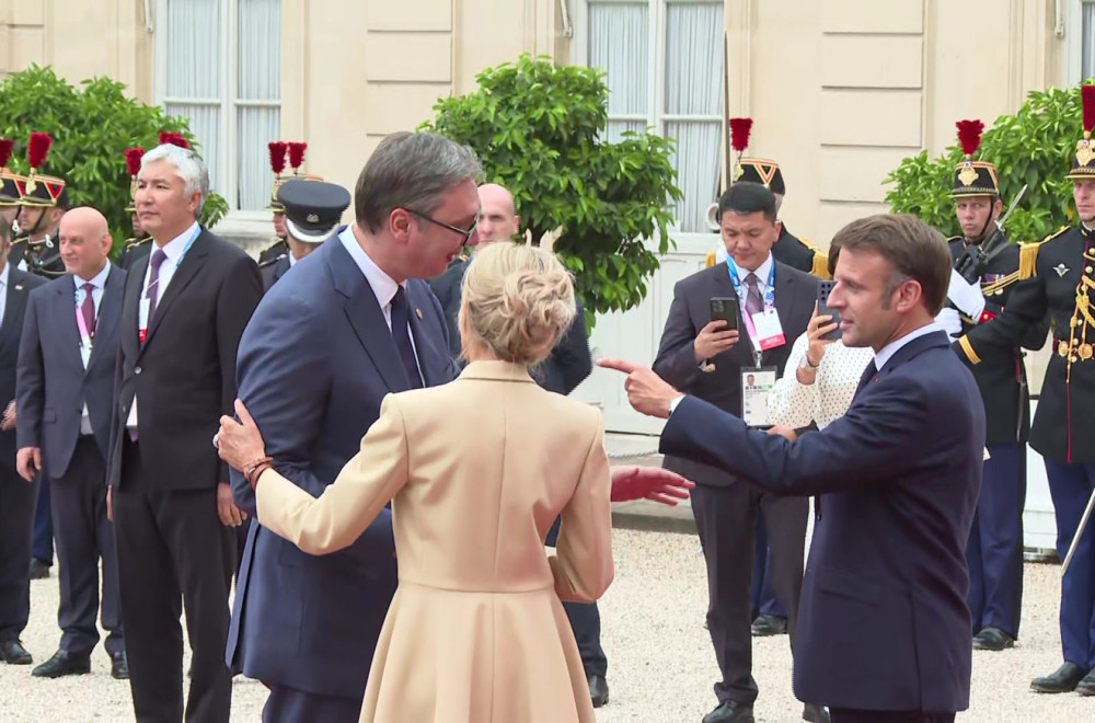 Vučić at the reception in the Élysée Palace: Warm greetings with Macron; A series of meetings with officials