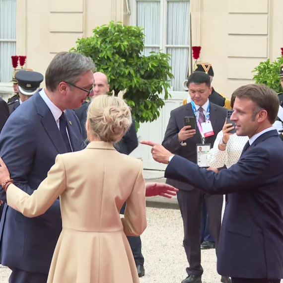 Vučić at the reception in the Élysée Palace: Warm greetings with Macron; A series of meetings with officials