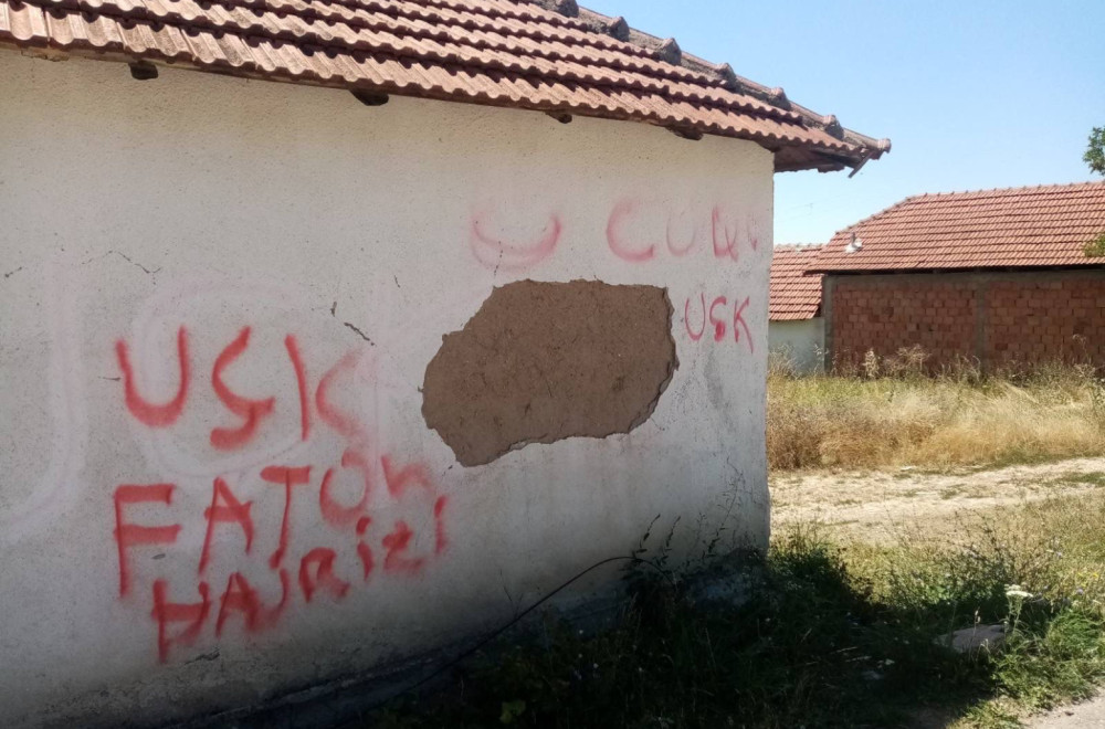 Na kući porodice Đurković kod Vučitrna grafiti "UČK" i ime teroriste Fatona Hajrizija