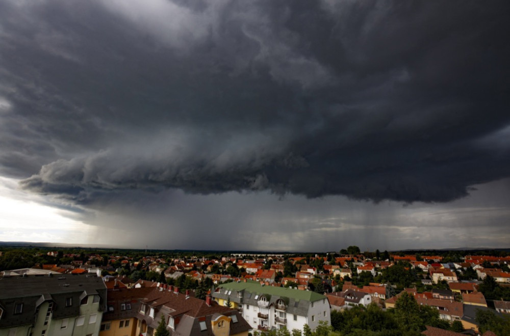 Narandžasti meteo-alarm u Srbiji: Pljuskovi, grmljavina, jak vetar i grad