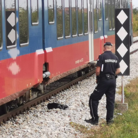 Voz pregazio muškarca: Tragedija na pruzi između Batajnice i Zemun Polja FOTO