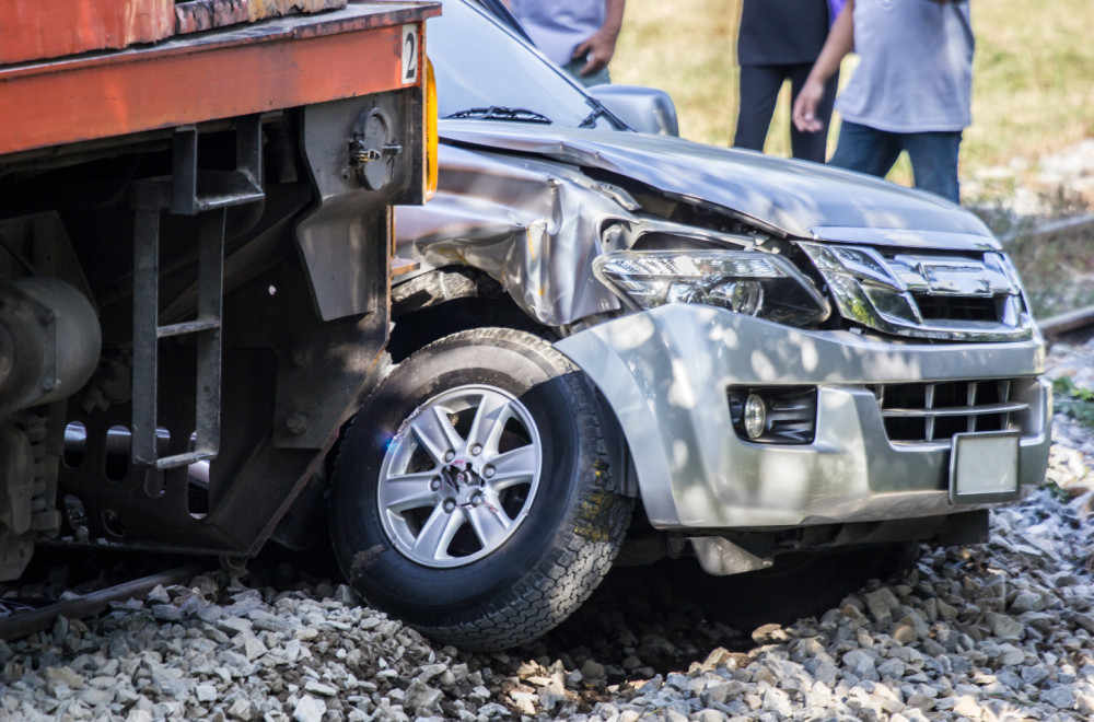 Drama kod Novog Sada: Automobil udario u teretni voz