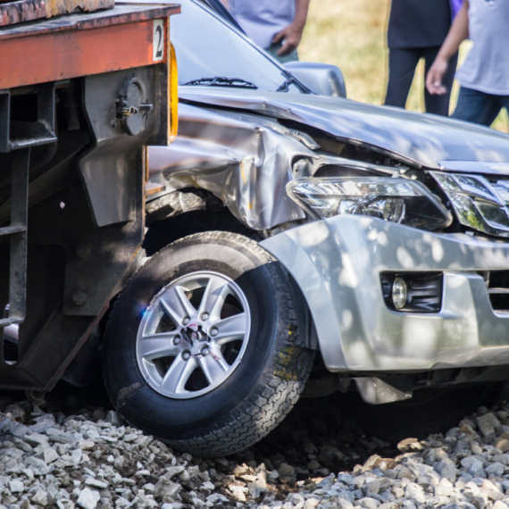 Voz naleteo na automobil: Vatrogasci seku metal da izvuku putnike FOTO