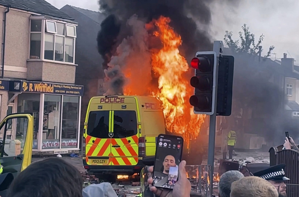 Violent clashes after the murder of three children: Chaos on the streets, police vans set on fire PHOTO