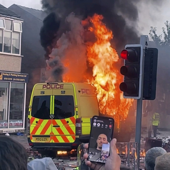 Violent clashes after the murder of three children: Chaos on the streets, police vans set on fire PHOTO