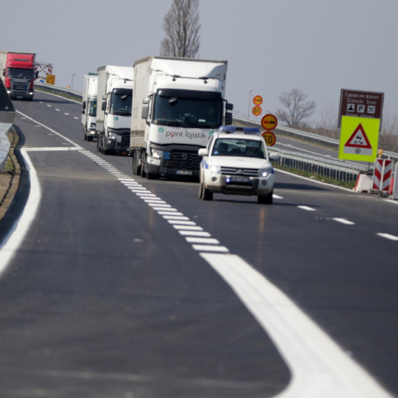 Zaglavio se kamion ispod nadvožnjaka kod aerodroma FOTO