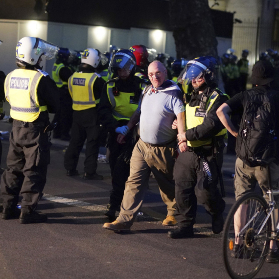 Protesti zbog ubistva dece: Sukobi policije i demonstranata u Londonu VIDEO