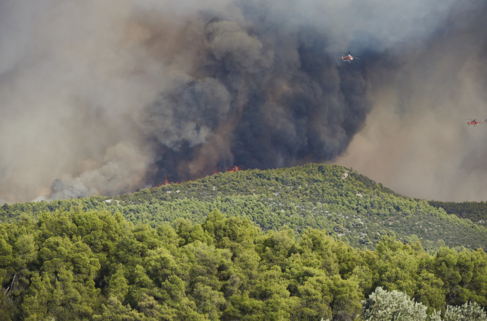 Ugašen požar na Tjentištu: Gori kod Bileće, upućeni helikopteri