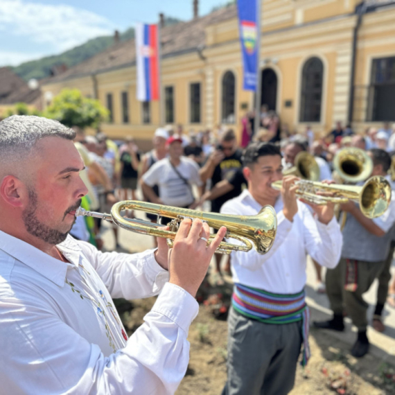 Ovo je prava Srbija i tradicija koja se čuva i voli: Zagrmele trube kroz Guču VIDEO