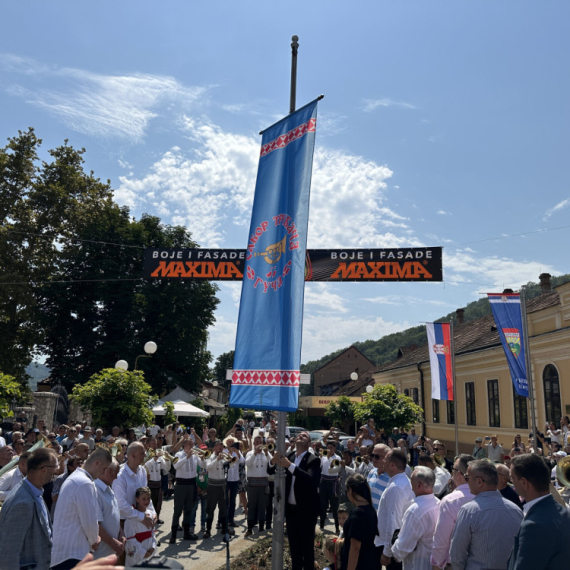 Na prepunom trgu u Guči ispred Spomenika trubaču, Dejan Petrović otvorio 63. Dragačevski sabor trubača