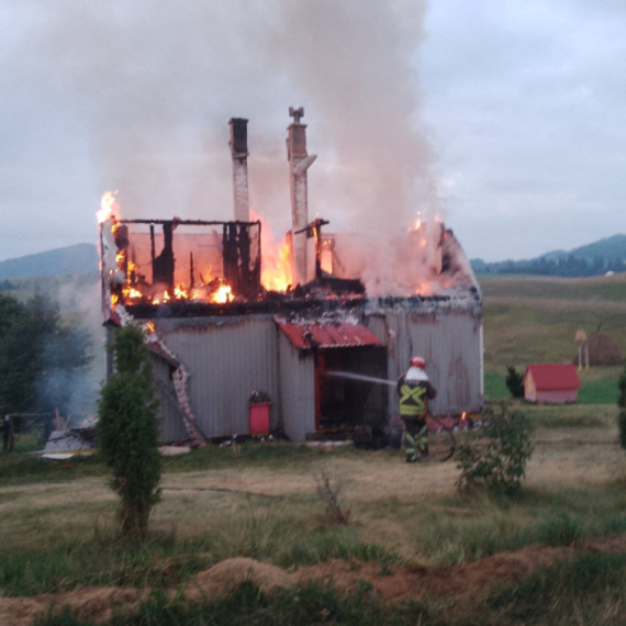 Gromovi su udarali i napravili haos: Vatrena stihija progutala kuću FOTO