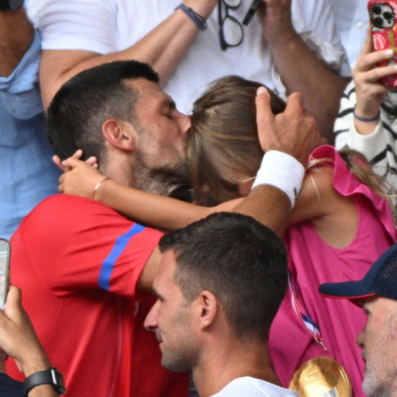 Emocija kao nijedna druga – Novak otrčao u zagrljaj porodici VIDEO