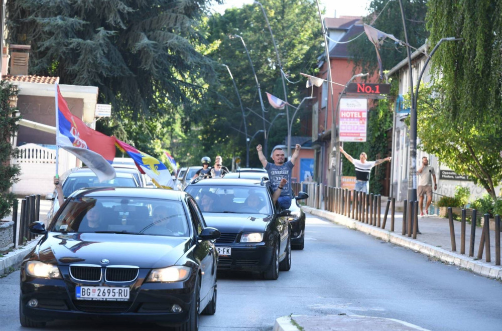 Veliko slavlje na KiM: Srbi su na ulicama! Odjekuju sirene, vijore se trobojke za istorijski uspeh FOTO/VIDEO